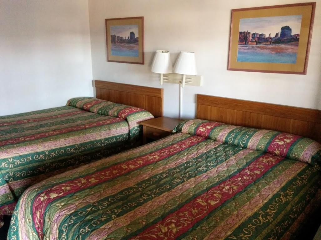 King room at El Dorado Inn Suites
